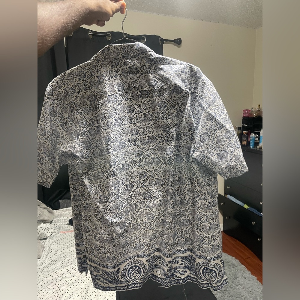 Cool white design shirt fits very comfy